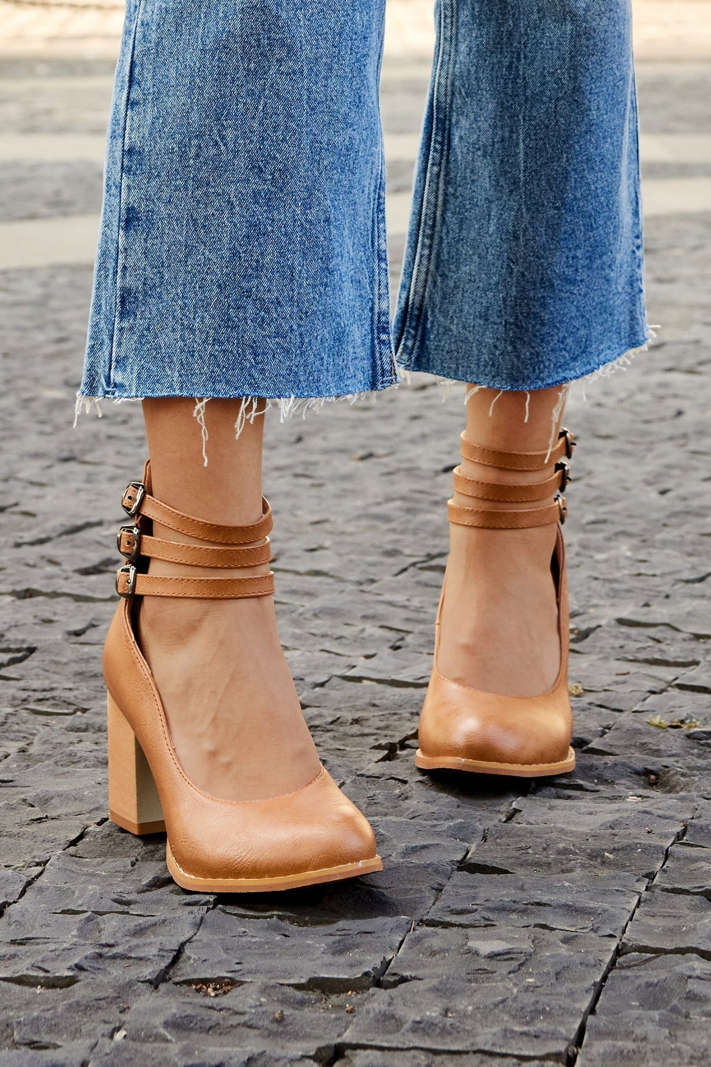 Casilda | Glatte Sandalen mit Knöchelriemen und dickem Absatz