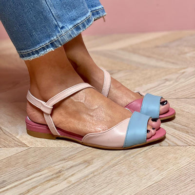 Roselina | Asymmetrische Sandalen in Pink im Color-Blocking-Stil